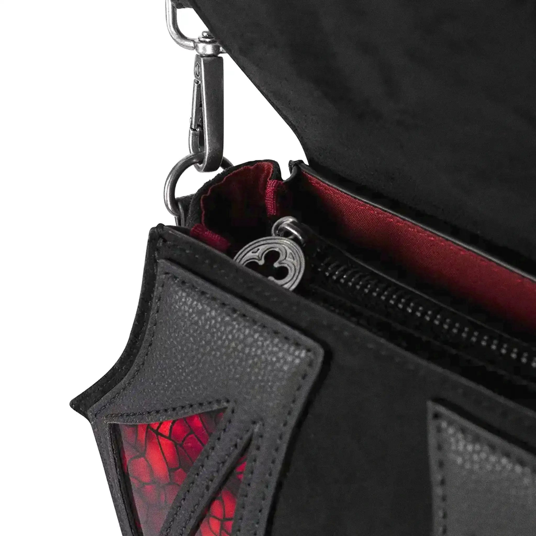 Bolso bandolera y bolso de mano pequeño con detalles de vitrales rojos sobre piel sintética negra modelo Bloodspire de Restyle vista detalle de cierre cremallera