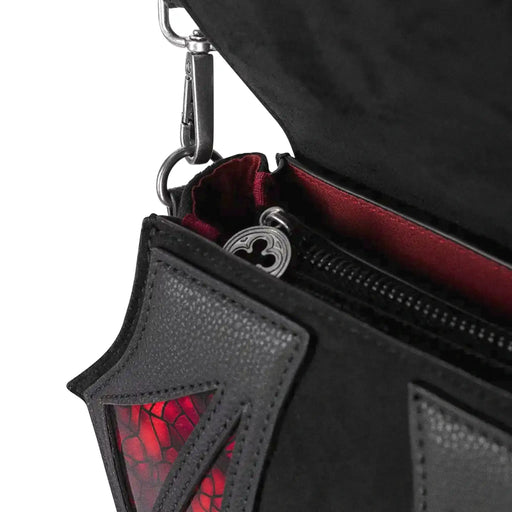Bolso bandolera y bolso de mano pequeño con detalles de vitrales rojos sobre piel sintética negra modelo Bloodspire de Restyle vista detalle de cierre cremallera