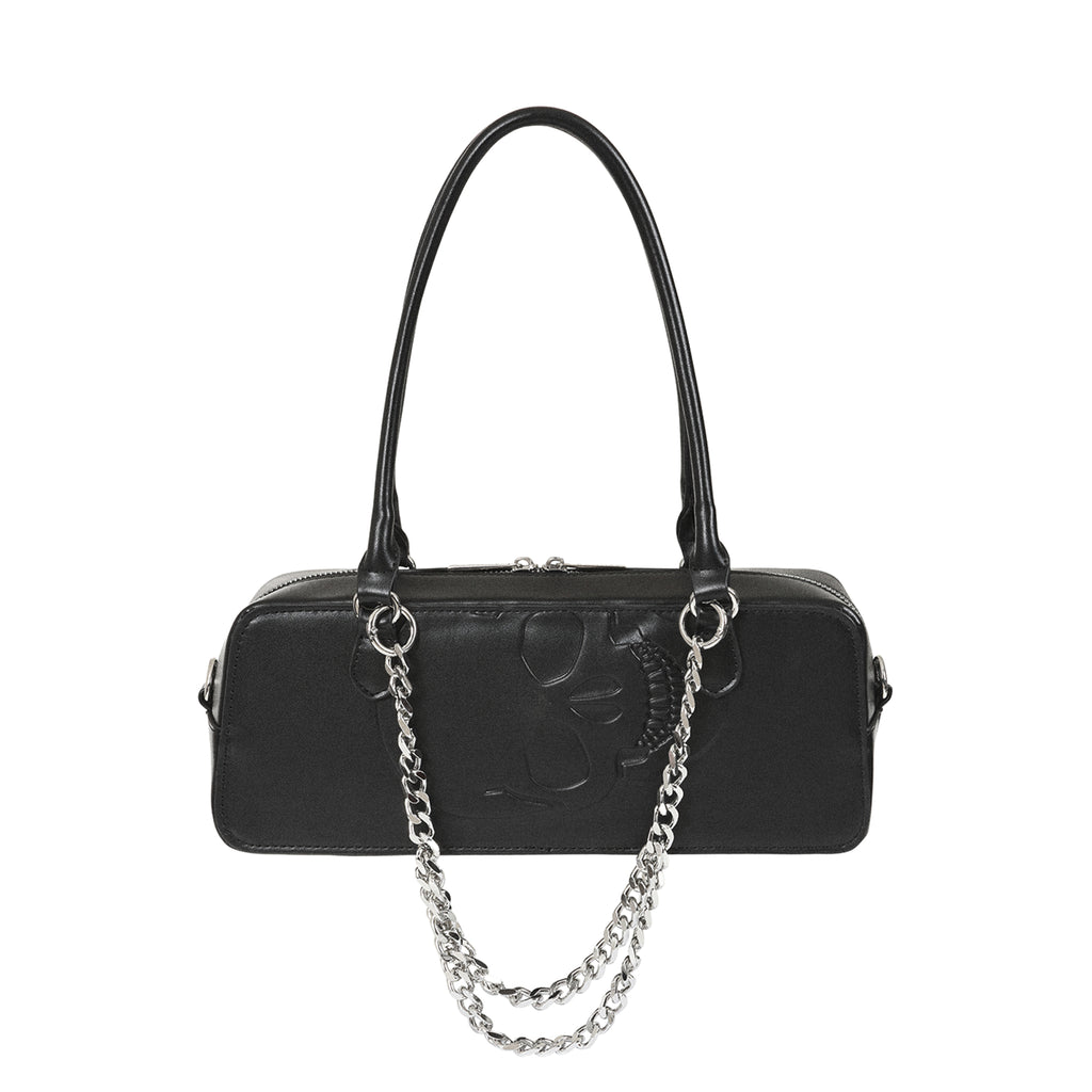 Bolso de hombro gótico alargado con una calavera en relieve y una cadena decorativa plateada.