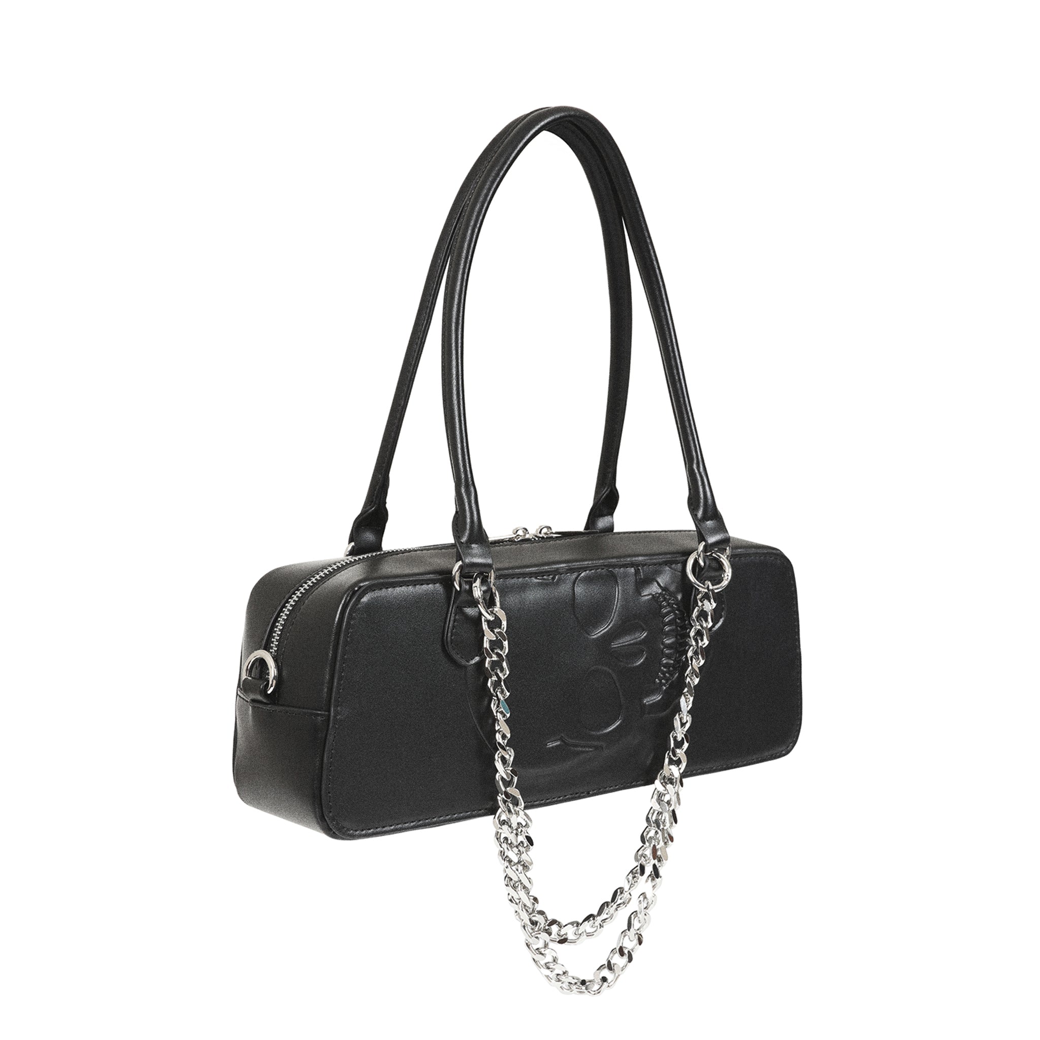 Vista en ángulo del bolso gótico negro con calavera en relieve y cadena colgante.