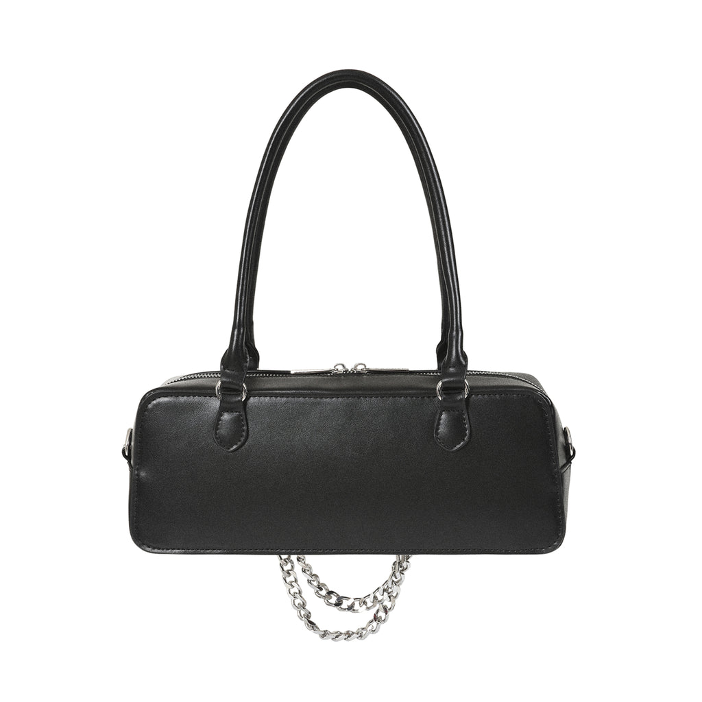 Vista trasera del bolso gótico alargado, mostrando su superficie lisa de polipiel negra y la cadena por debajo.