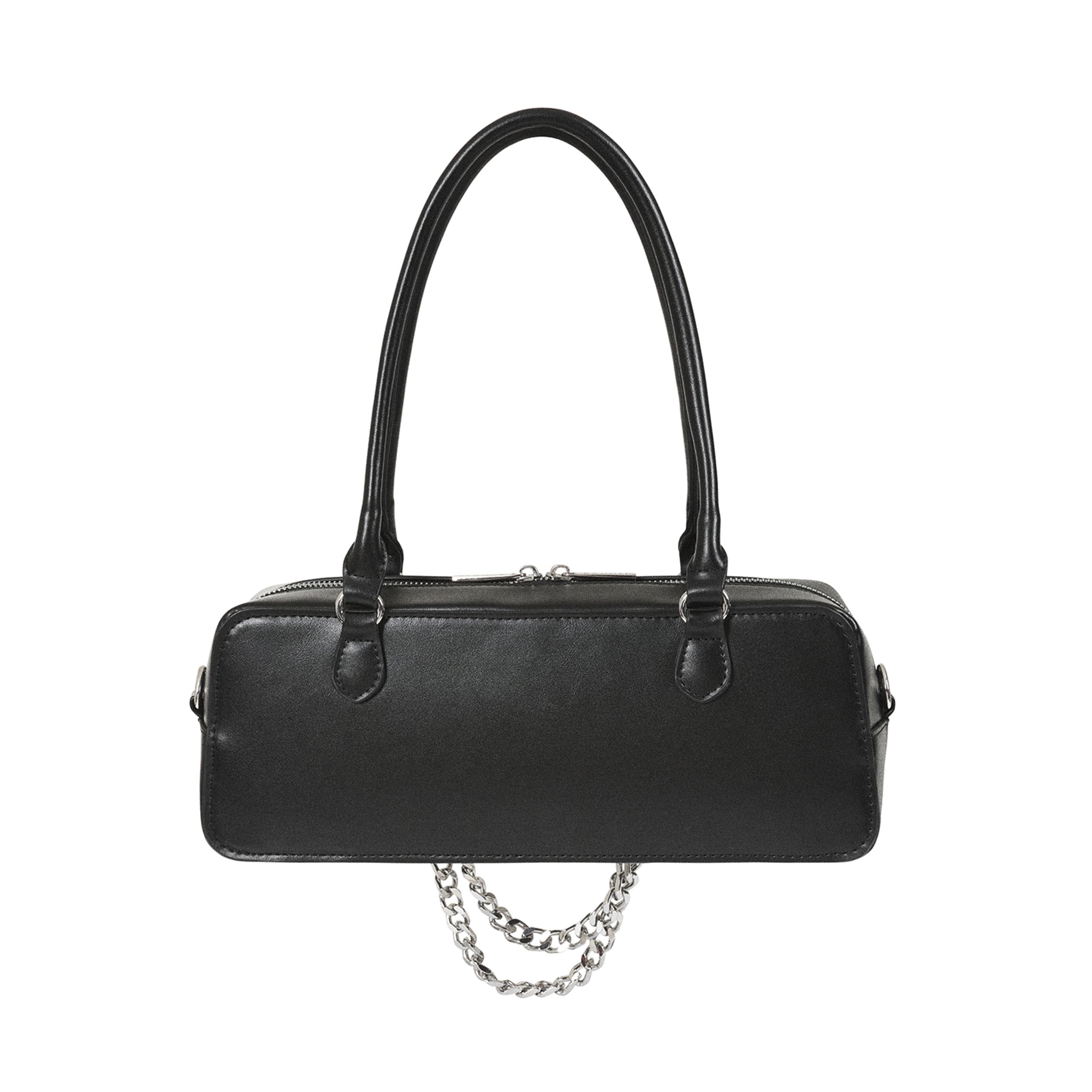 Vista trasera del bolso gótico alargado, mostrando su superficie lisa de polipiel negra y la cadena por debajo.
