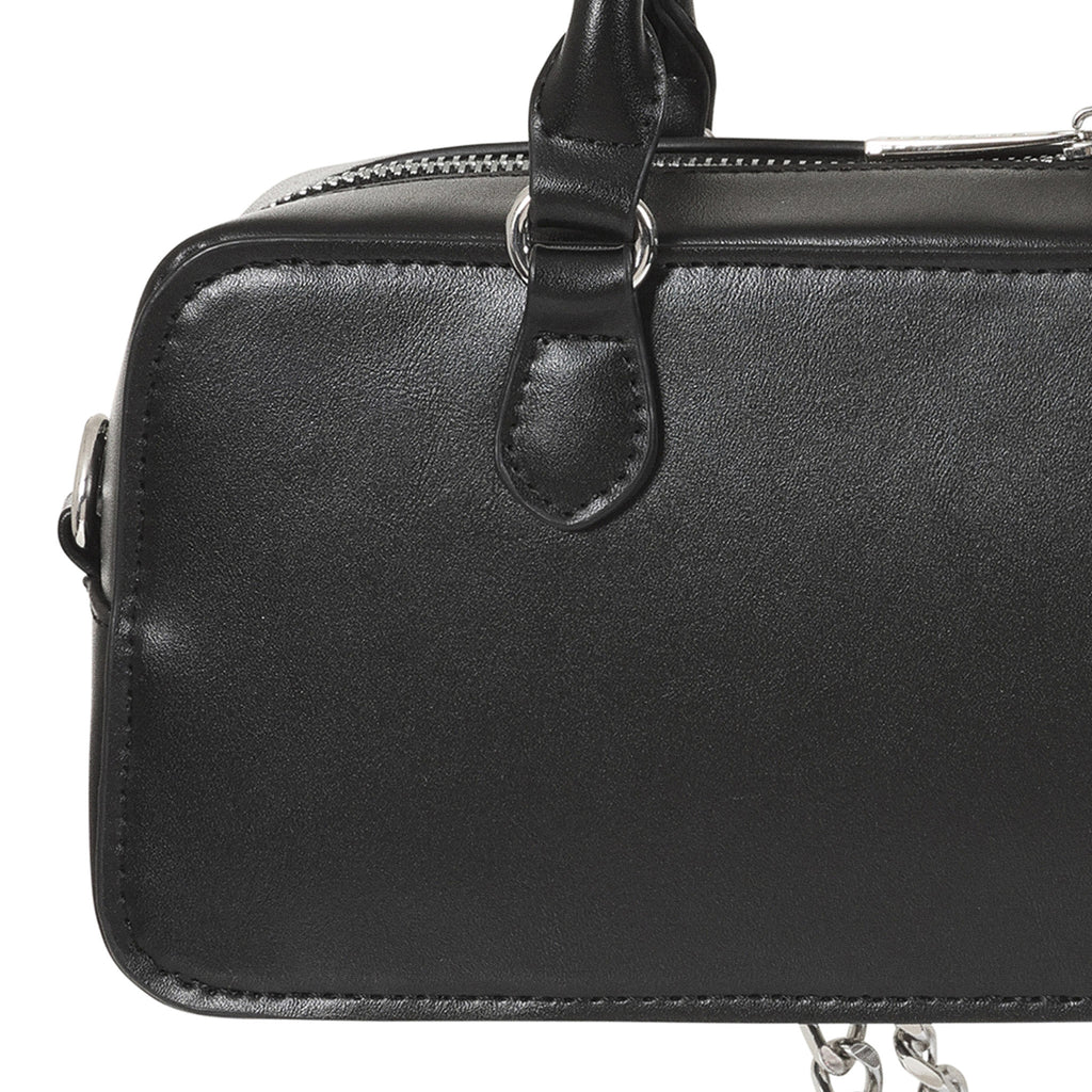 Detalle del lateral del bolso gótico, mostrando la costura y el acabado de la polipiel.