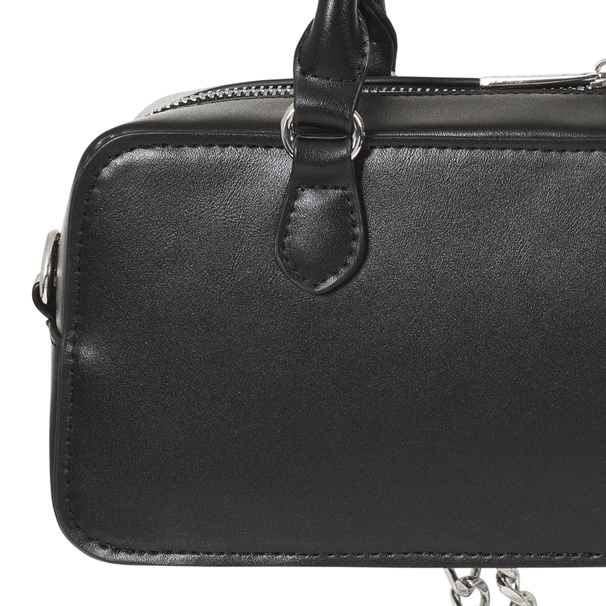 Detalle del lateral del bolso gótico, mostrando la costura y el acabado de la polipiel.