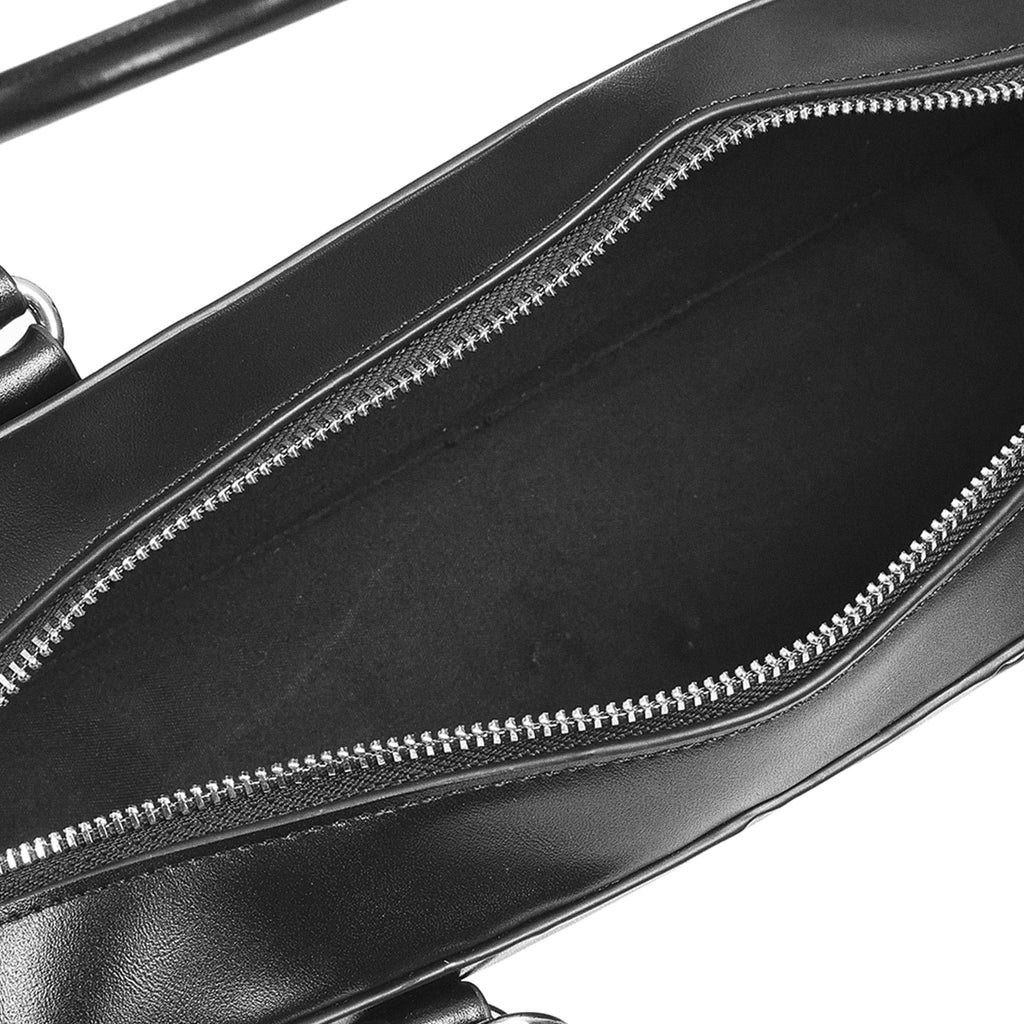 Interior del bolso gótico alargado, mostrando el forro negro y el cierre de cremallera superior.