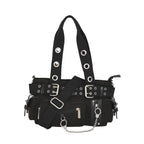 Bolso gótico punk mostrado con la correa larga ajustable para usarlo como bandolera.