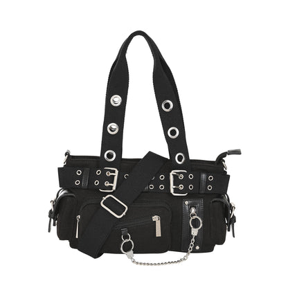 Bolso gótico punk mostrado con la correa larga ajustable para usarlo como bandolera.