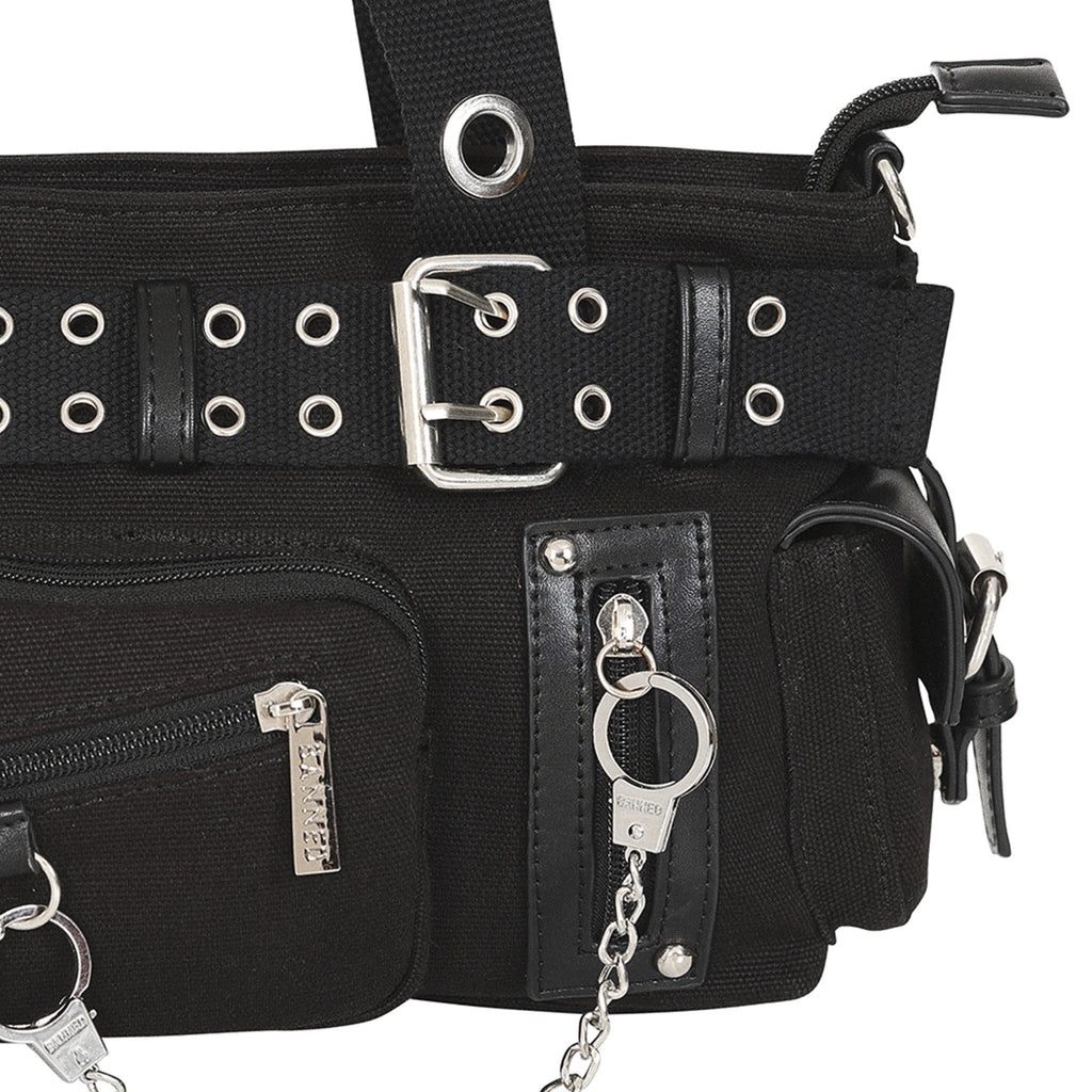  bolsillos frontales y la cadena colgando.