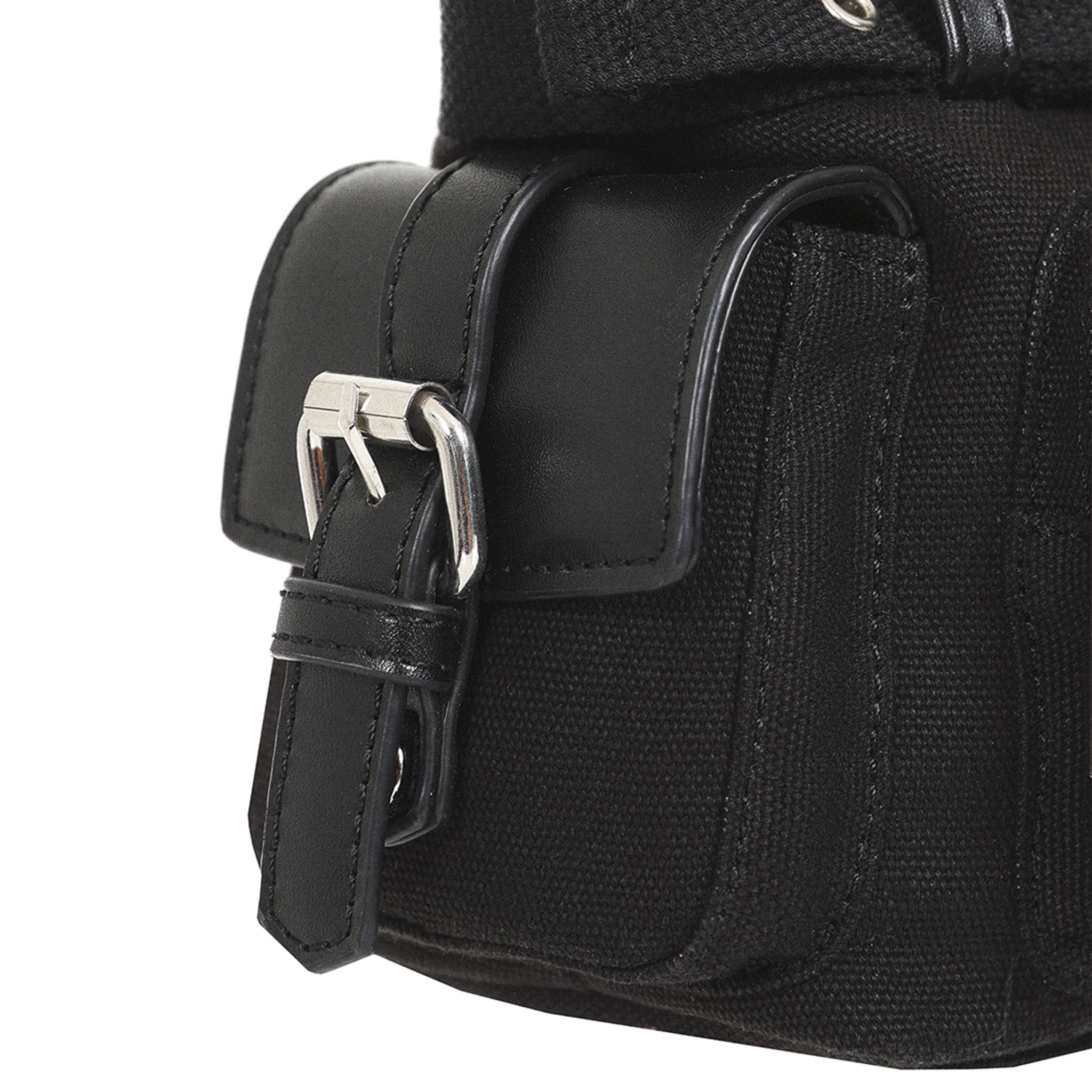 Detalle del bolsillo lateral del bolso, mostrando la solapa de polipiel con su pequeña hebilla.