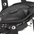 Interior del bolso punk, mostrando el forro negro, el compartimento principal y el bolsillo interior con cremallera.