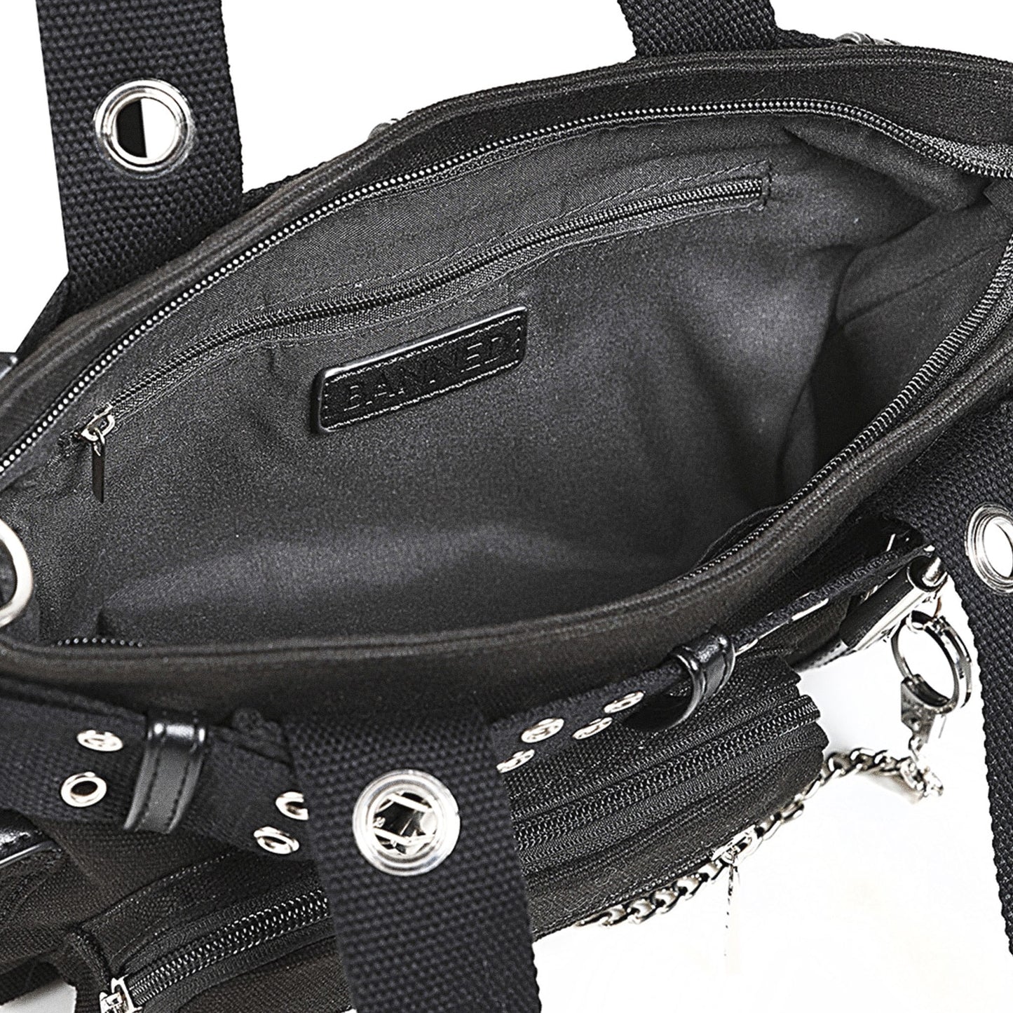 Interior del bolso punk, mostrando el forro negro, el compartimento principal y el bolsillo interior con cremallera.