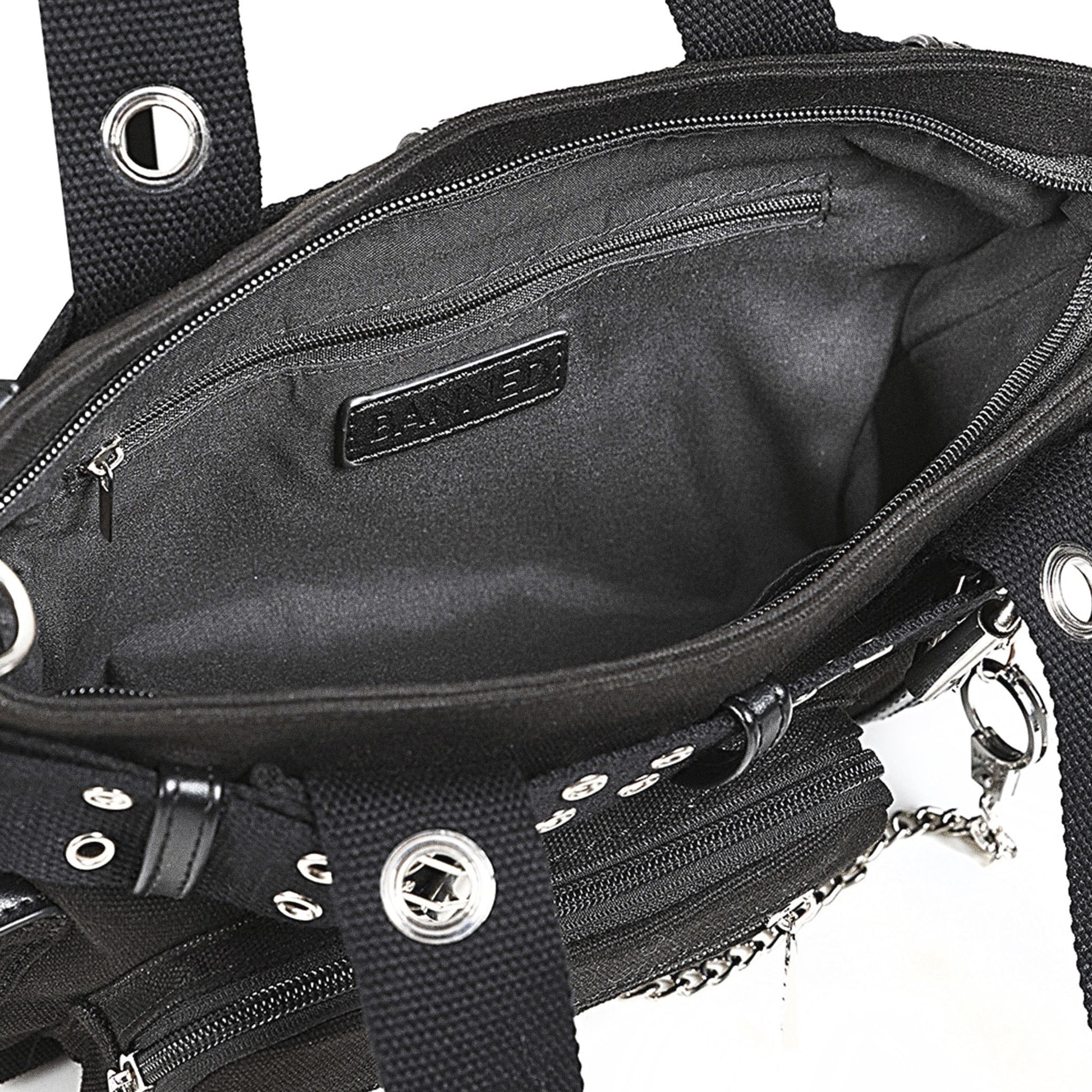 Interior del bolso punk, mostrando el forro negro, el compartimento principal y el bolsillo interior con cremallera.