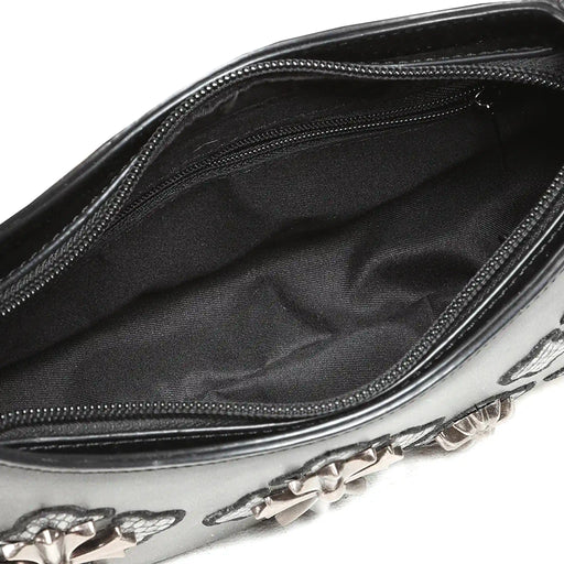 Bolso de hombro y bandolera alargado rígido estilo gótico, vamp e y2k con cruces metálicas con acabado efecto envejecido en plateado colocadas sobre un fondo texturizado gris estilo cocodrilo modelo Crypt Cross de Banned Alternative vista interior