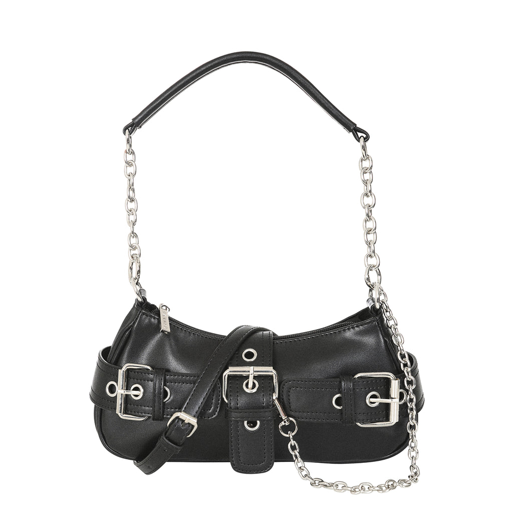 Bolso baguette gótico con la correa larga y ajustable para llevarlo como bandolera.