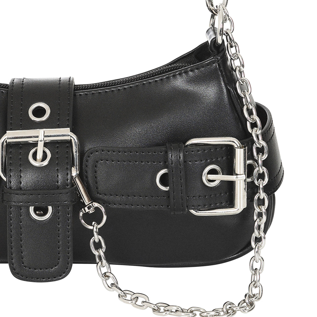 Primer plano de las hebillas plateadas y la correa de cadena del bolso baguette gótico.