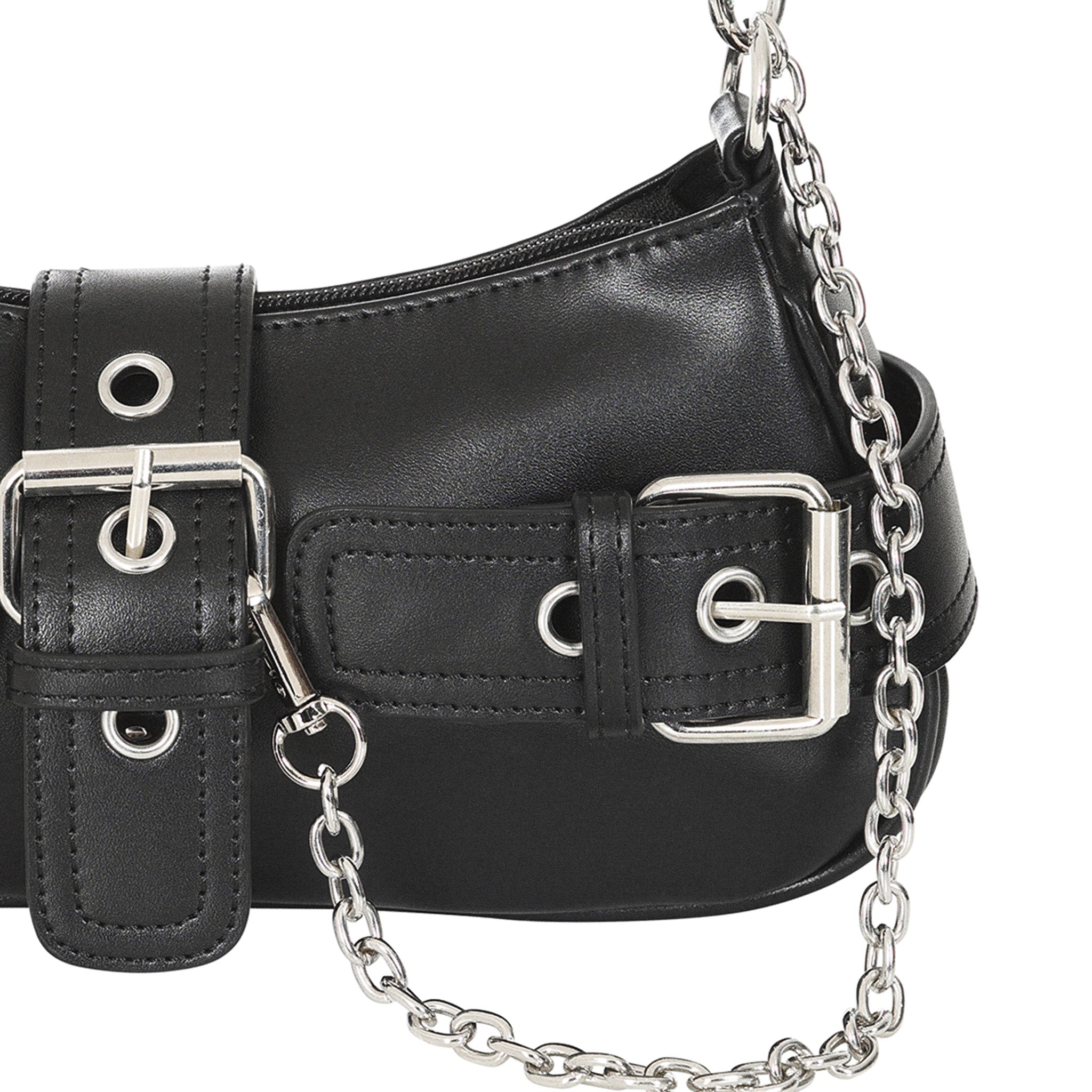 Primer plano de las hebillas plateadas y la correa de cadena del bolso baguette gótico.