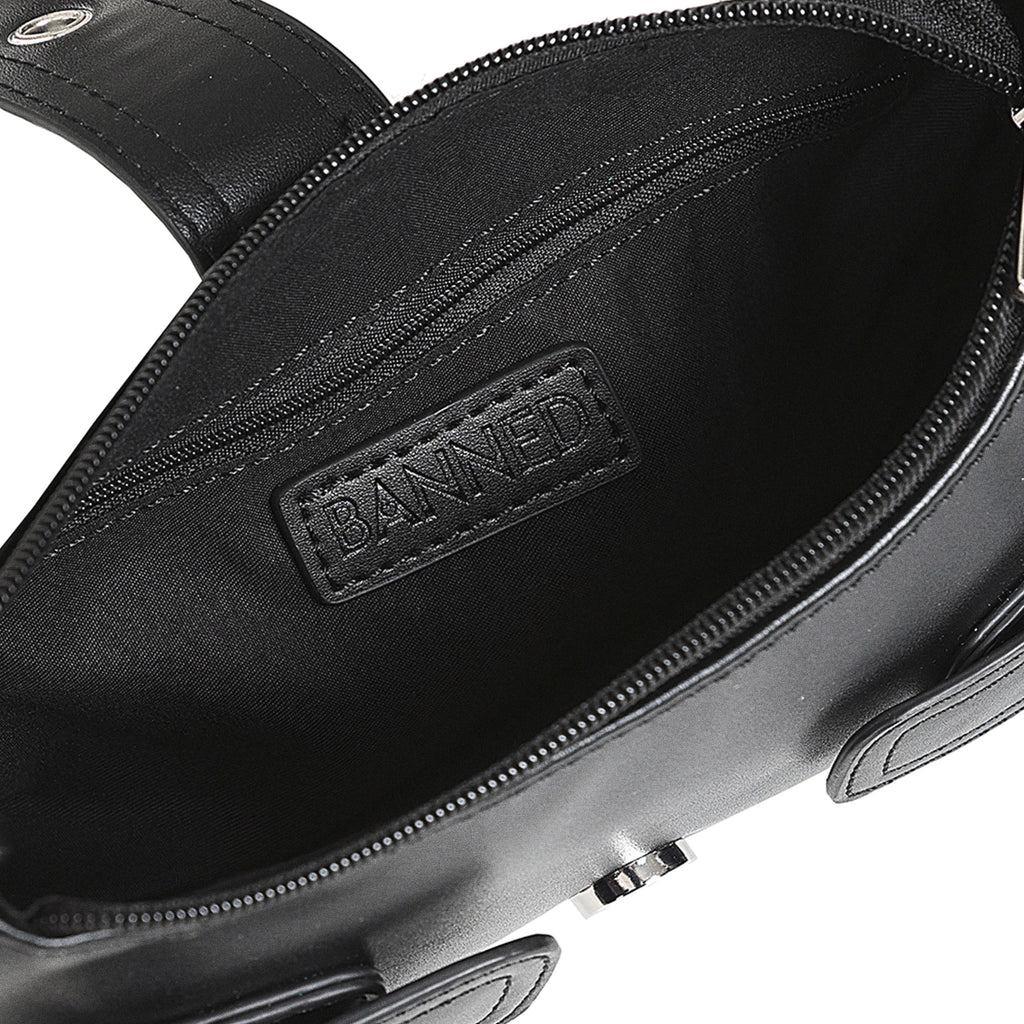 Interior del bolso baguette mostrando el forro negro y el compartimento principal con cremallera.