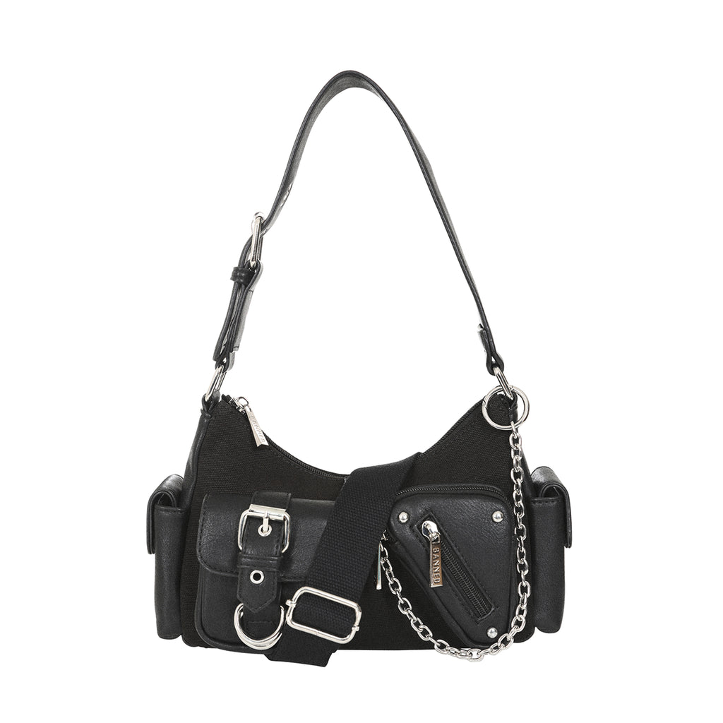 Bolso gótico Y2K con la correa larga de tela ajustable para llevarlo como bandolera.