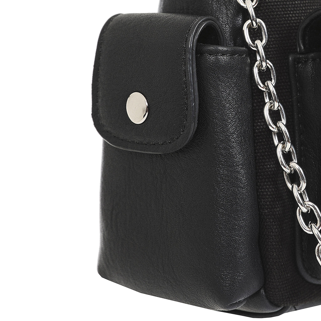 Detalle del bolsillo lateral de polipiel del bolso, con su cierre de solapa y broche a presión.