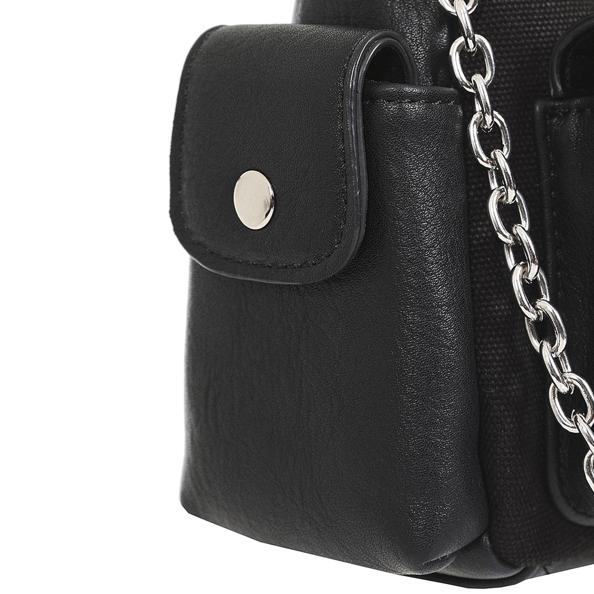 Detalle del bolsillo lateral de polipiel del bolso, con su cierre de solapa y broche a presión.