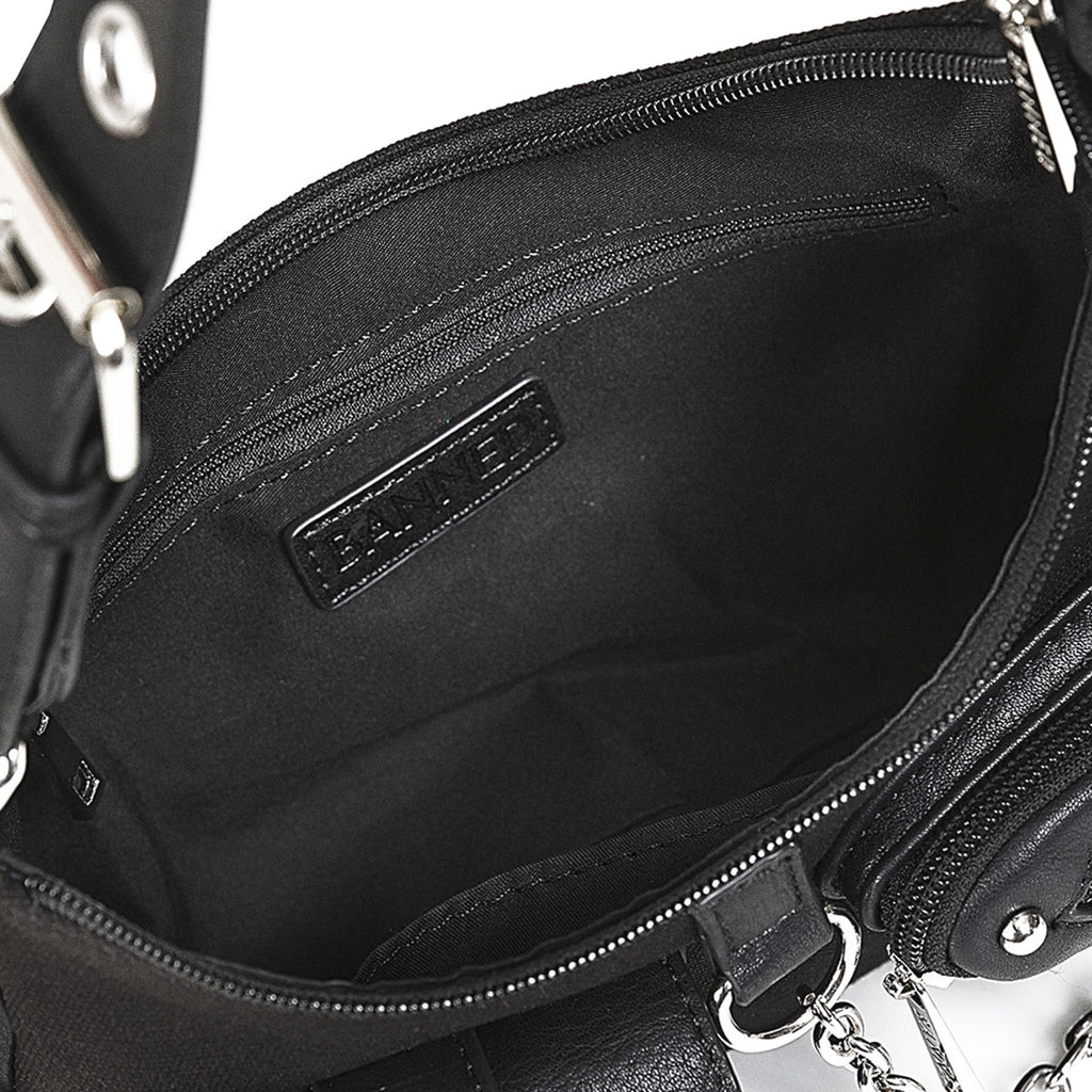 Interior del bolso gótico Y2K, mostrando el forro negro, el compartimento principal y el bolsillo con cremallera.