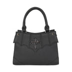 Bolso de mano gótico negro de polipiel con un adorno de cruz metálica con alas, visto de frente.