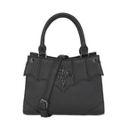 Bolso gótico negro con la correa larga ajustable para llevarlo como bandolera.