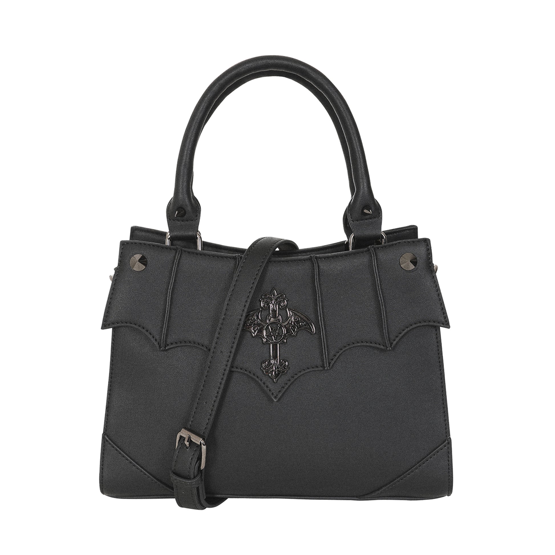 Bolso gótico negro con la correa larga ajustable para llevarlo como bandolera.