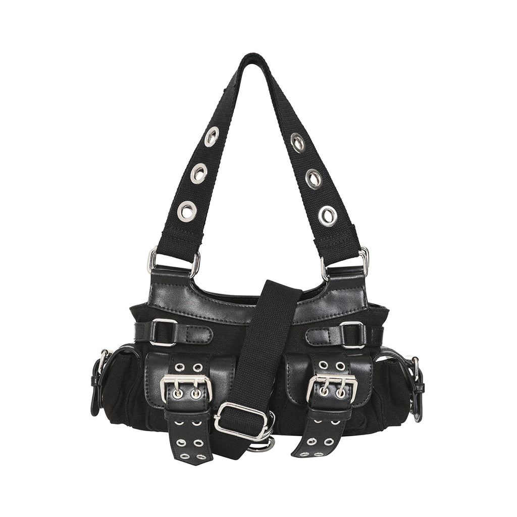 Bolso gótico punk con la correa larga ajustable colocada, listo para usar como bandolera.