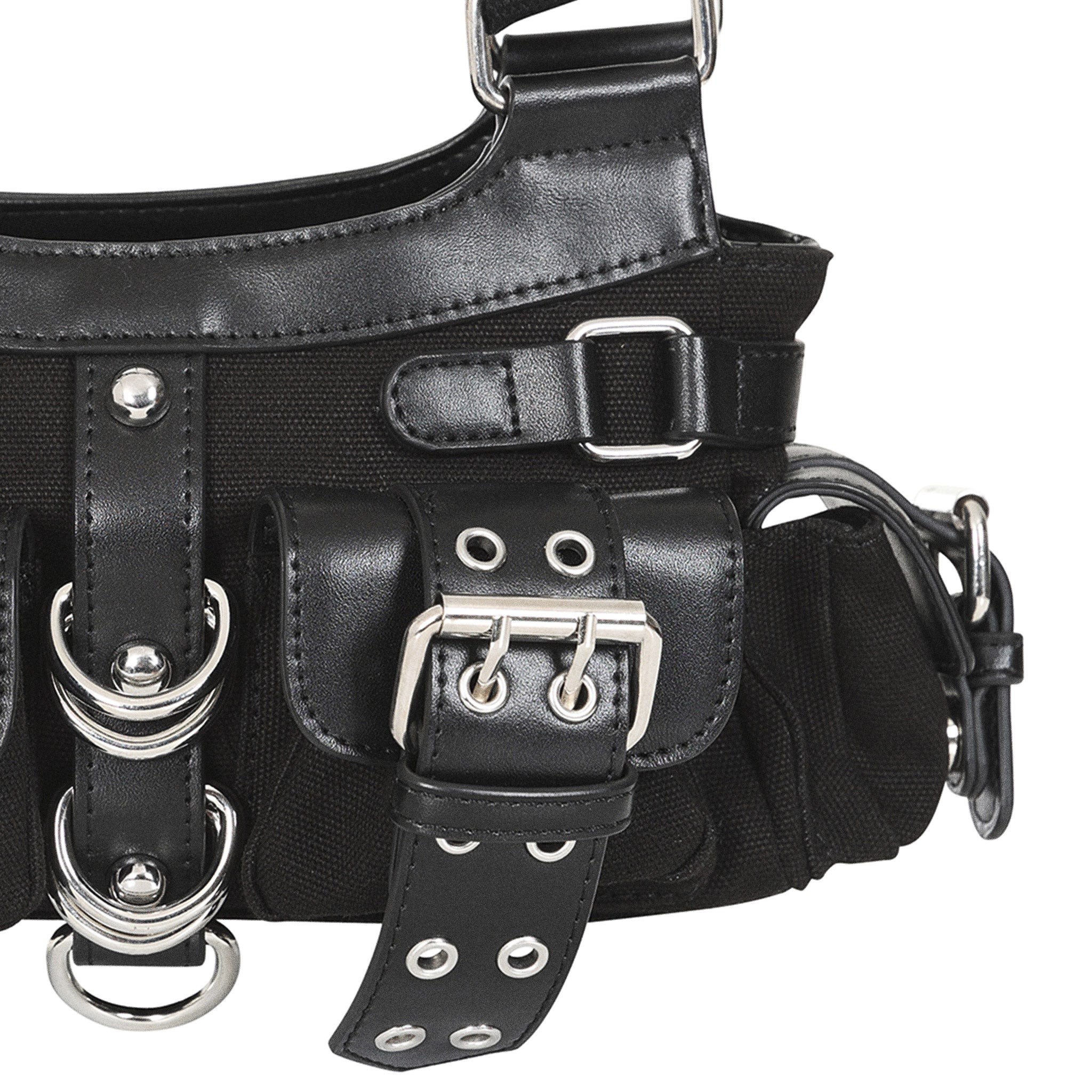 Primer plano del bolsillo frontal del bolso, mostrando el detalle de la hebilla y los anillas metálicas.