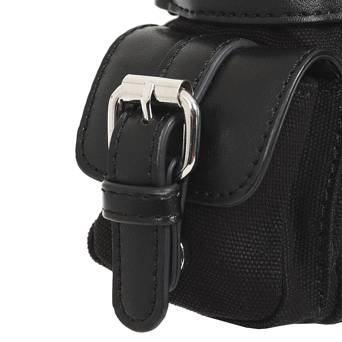 Detalle de la hebilla lateral del bolso gótico punk, mostrando la correa de piel sintética y el cierre metálico.