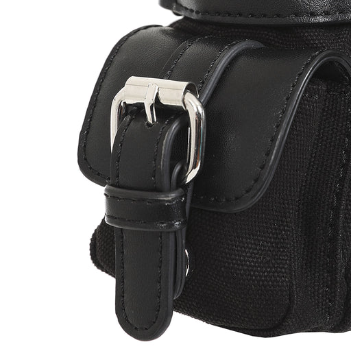 Detalle de la hebilla lateral del bolso gótico punk, mostrando la correa de piel sintética y el cierre metálico.
