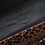 Primer plano del logo de Liquorbrand y el forro de leopardo en el interior de la solapa del bolso.
