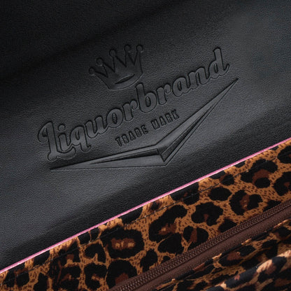 Primer plano del logo de Liquorbrand y el forro de leopardo en el interior de la solapa del bolso.
