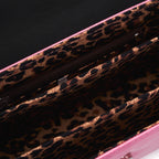 Interior del bolso The Rumbler con forro de estampado de leopardo y un compartimento central con cremallera.