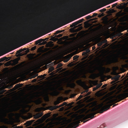 Interior del bolso The Rumbler con forro de estampado de leopardo y un compartimento central con cremallera.