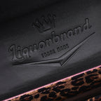 Detalle del logo de Liquorbrand grabado en el interior de la solapa del bolso The Rumbler.