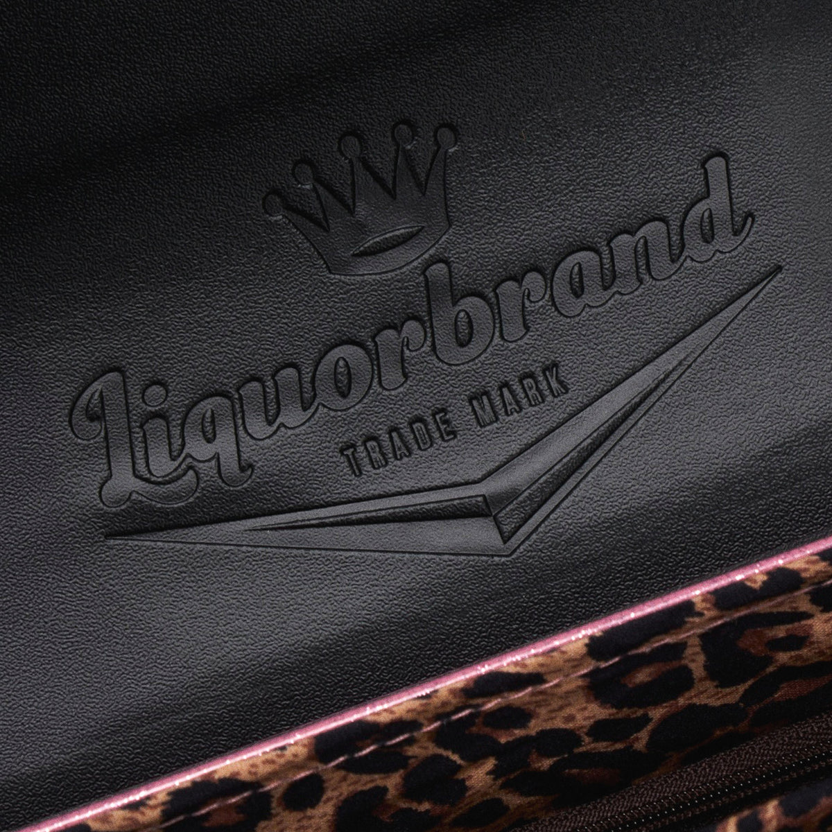 Detalle del logo de Liquorbrand grabado en el interior de la solapa del bolso The Rumbler.