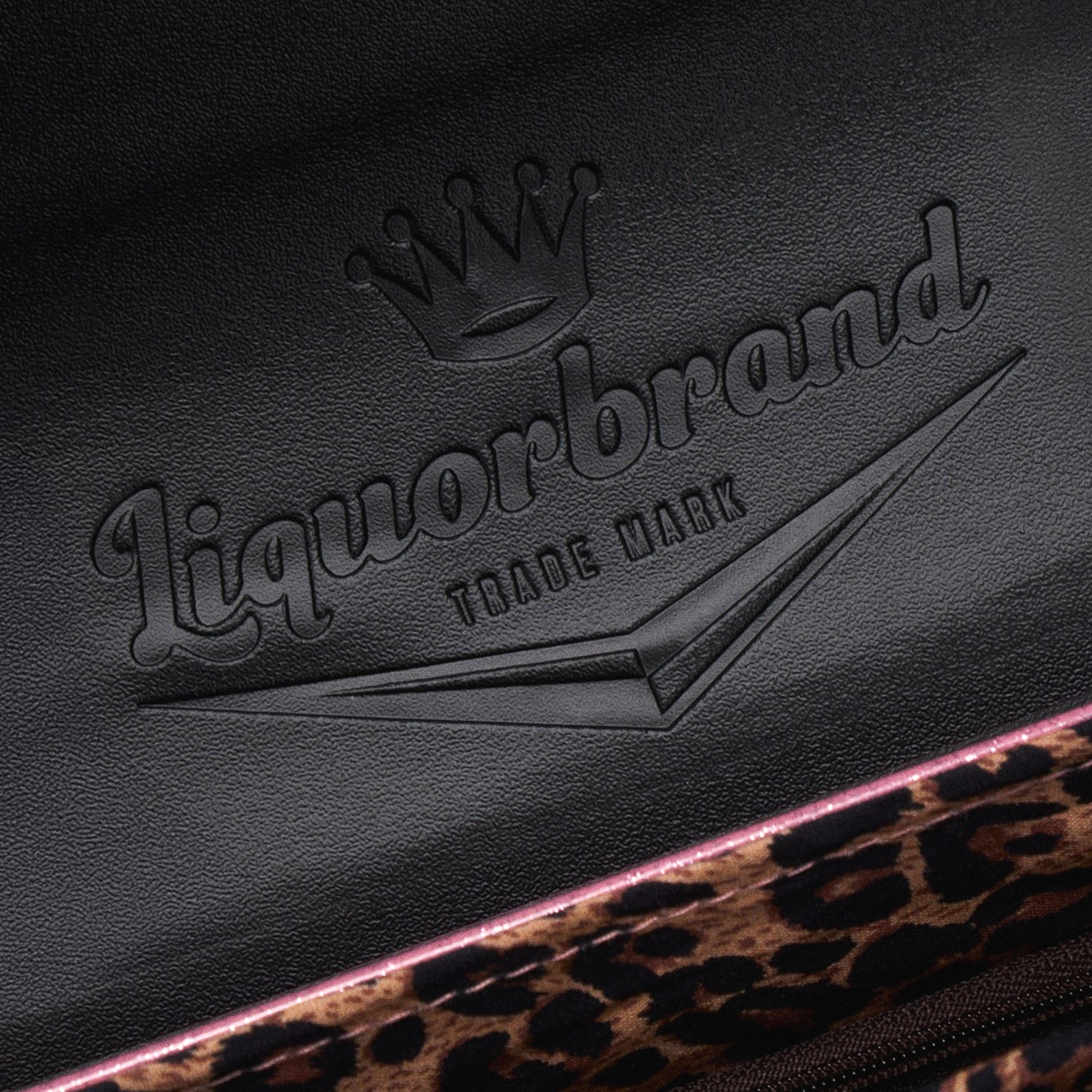 Detalle del logo de Liquorbrand grabado en el interior de la solapa del bolso The Rumbler.