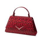 Vista en ángulo del bolso de leopardo rojo Stardust Rumbler, mostrando su asa superior y forma estructurada.