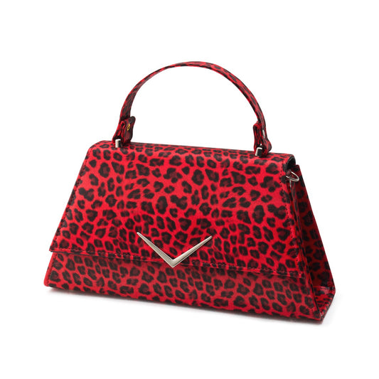 Vista en ángulo del bolso de leopardo rojo Stardust Rumbler, mostrando su asa superior y forma estructurada.