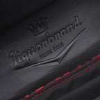 Detalle del logo de Liquorbrand grabado en el interior de la solapa negra del bolso Stardust Rumbler.