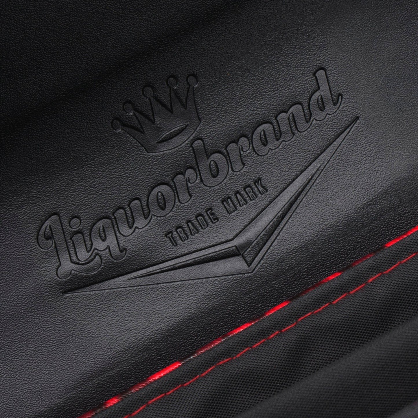 Detalle del logo de Liquorbrand grabado en el interior de la solapa negra del bolso Stardust Rumbler.