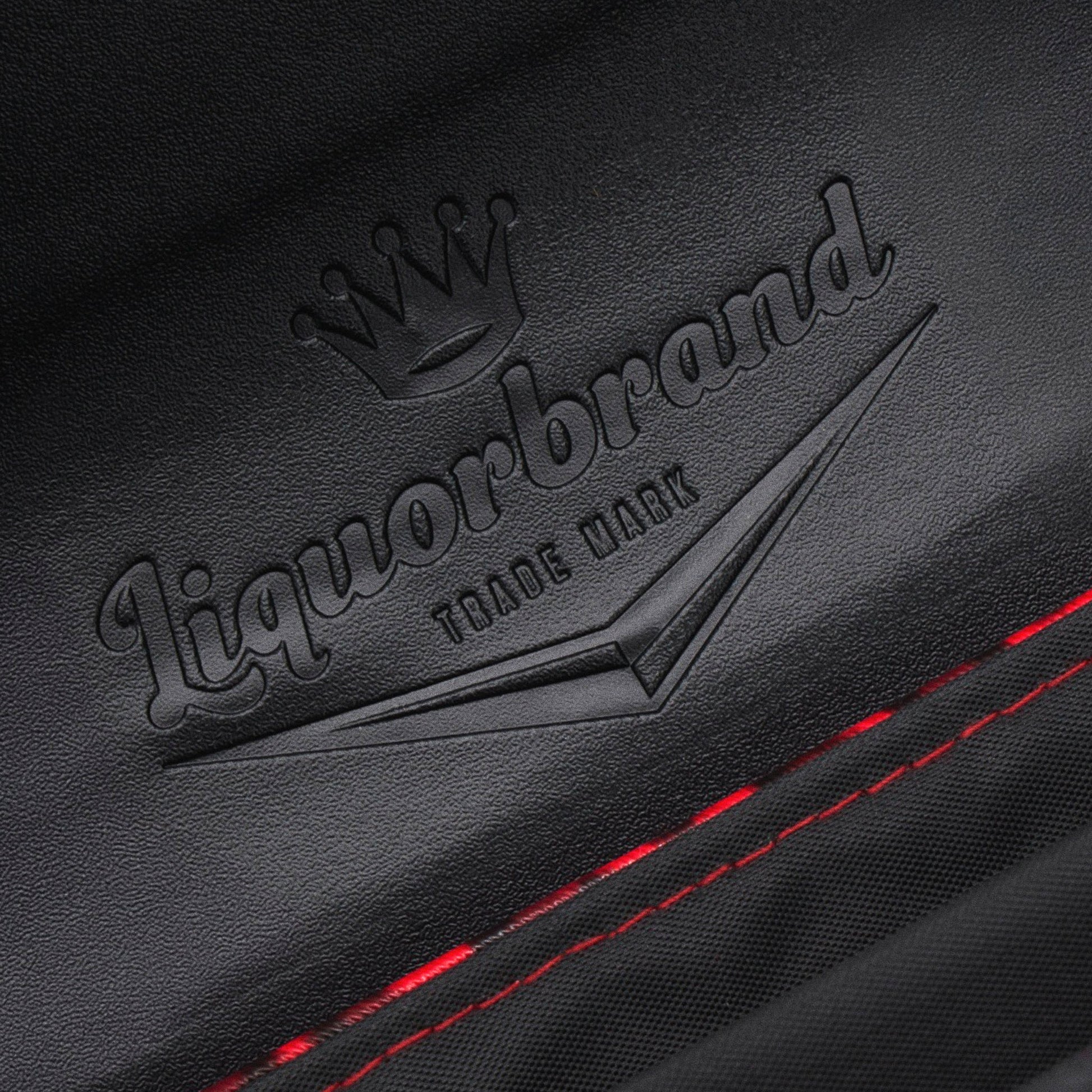 Detalle del logo de Liquorbrand grabado en el interior de la solapa negra del bolso Stardust Rumbler.