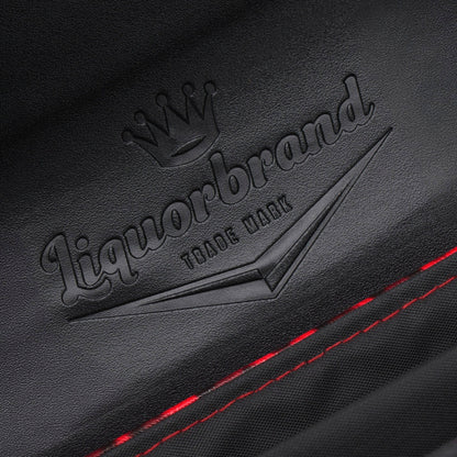 Detalle del logo de Liquorbrand grabado en el interior de la solapa negra del bolso Stardust Rumbler.