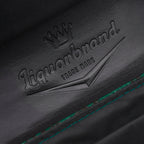 Detalle del logo de Liquorbrand grabado en el interior de la solapa negra del bolso Stardust Rumbler.