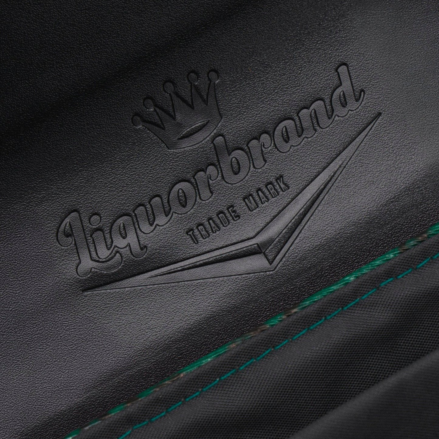 Detalle del logo de Liquorbrand grabado en el interior de la solapa negra del bolso Stardust Rumbler.