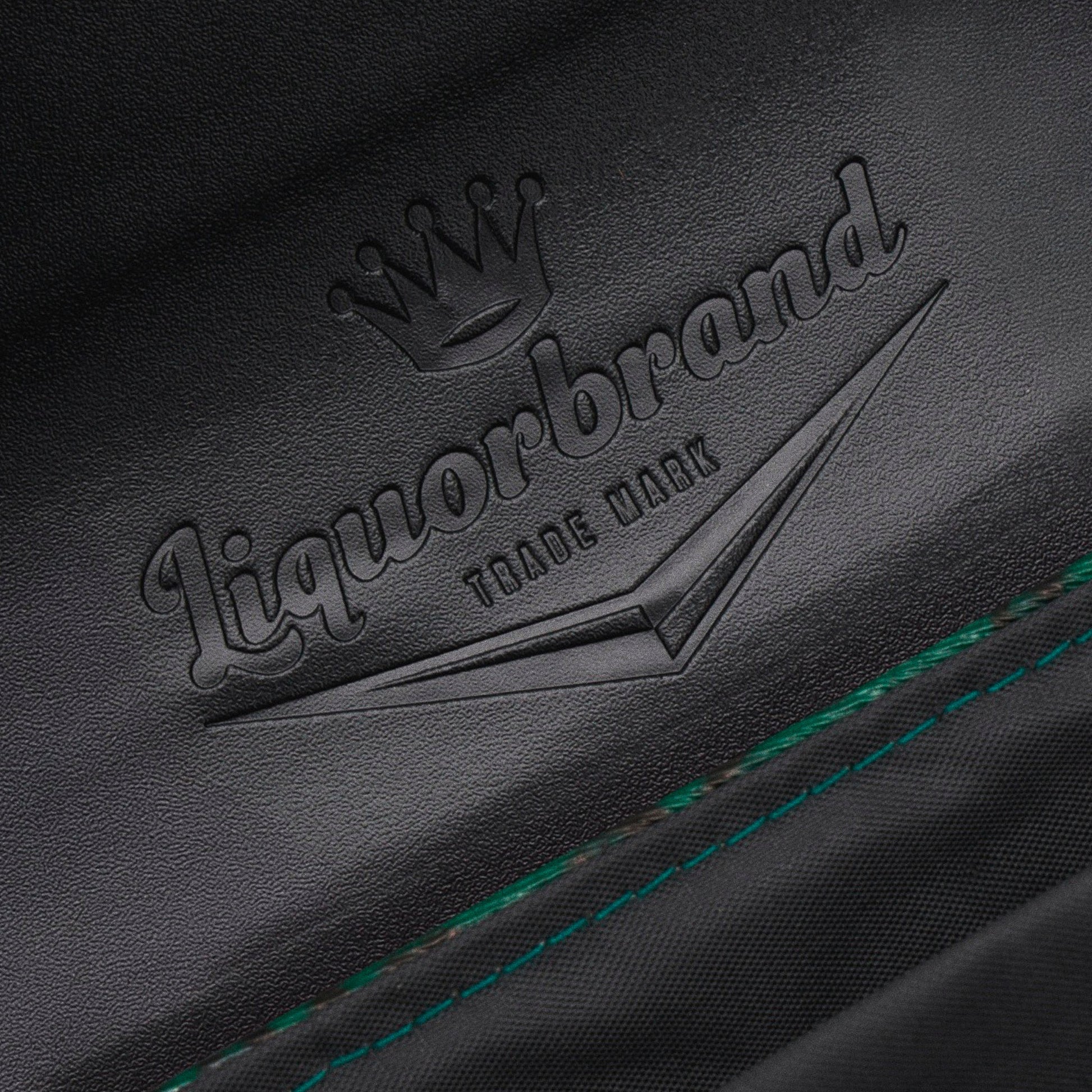 Detalle del logo de Liquorbrand grabado en el interior de la solapa negra del bolso Stardust Rumbler.