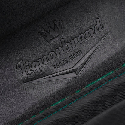 Detalle del logo de Liquorbrand grabado en el interior de la solapa negra del bolso Stardust Rumbler.