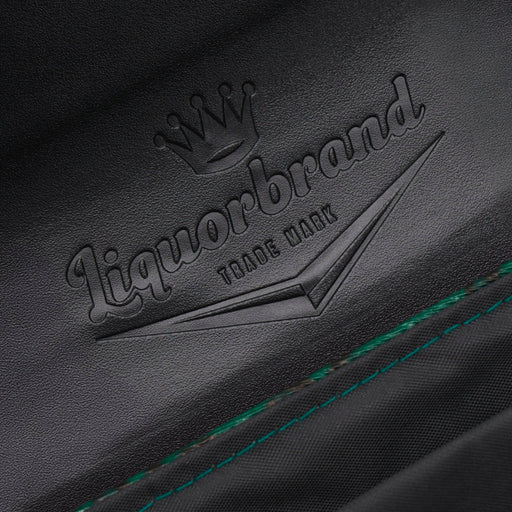 Detalle del logo de Liquorbrand grabado en el interior de la solapa negra del bolso Stardust Rumbler.